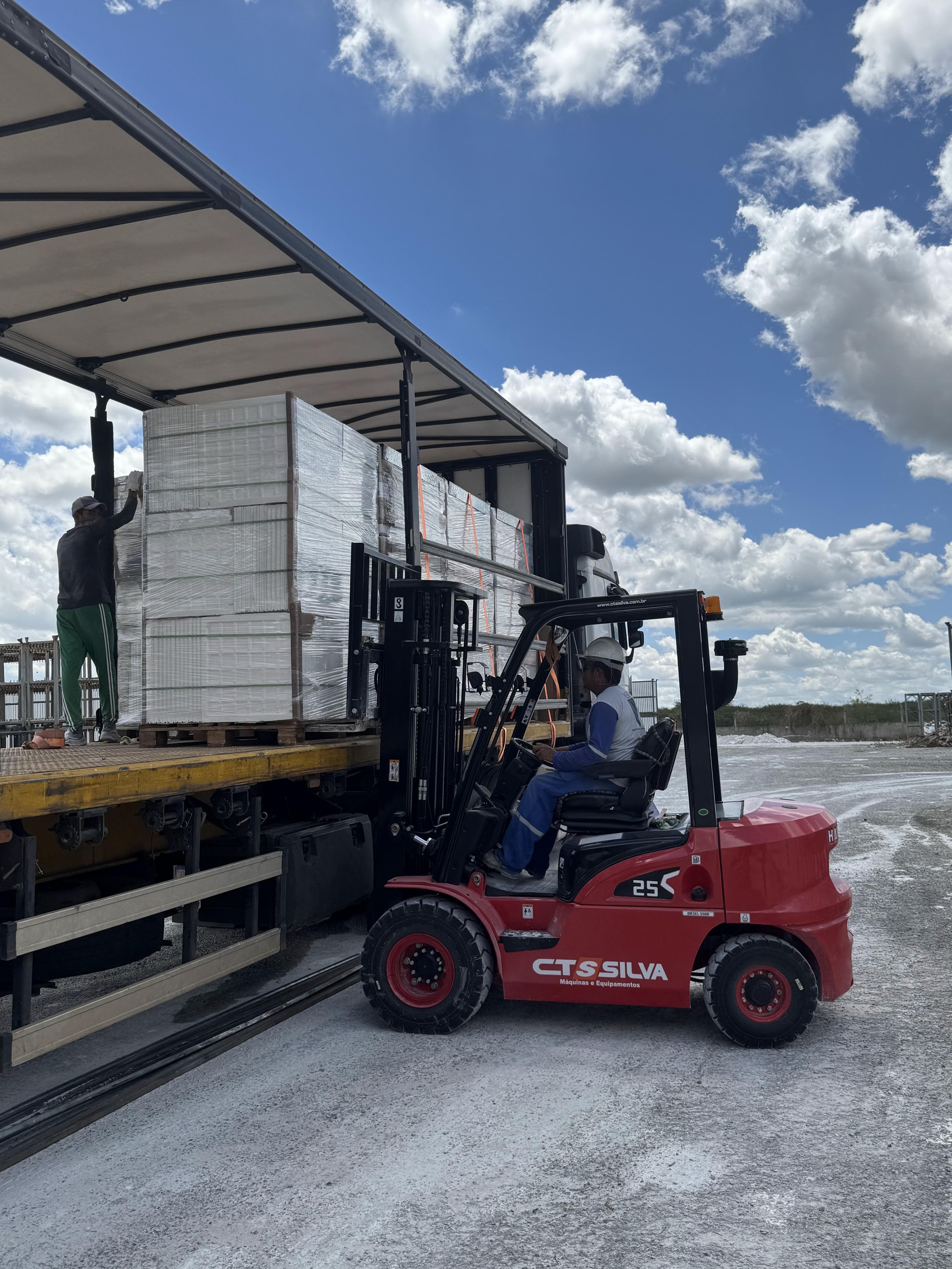 Fábrica INGENOR - Carregamento com empilhadeira