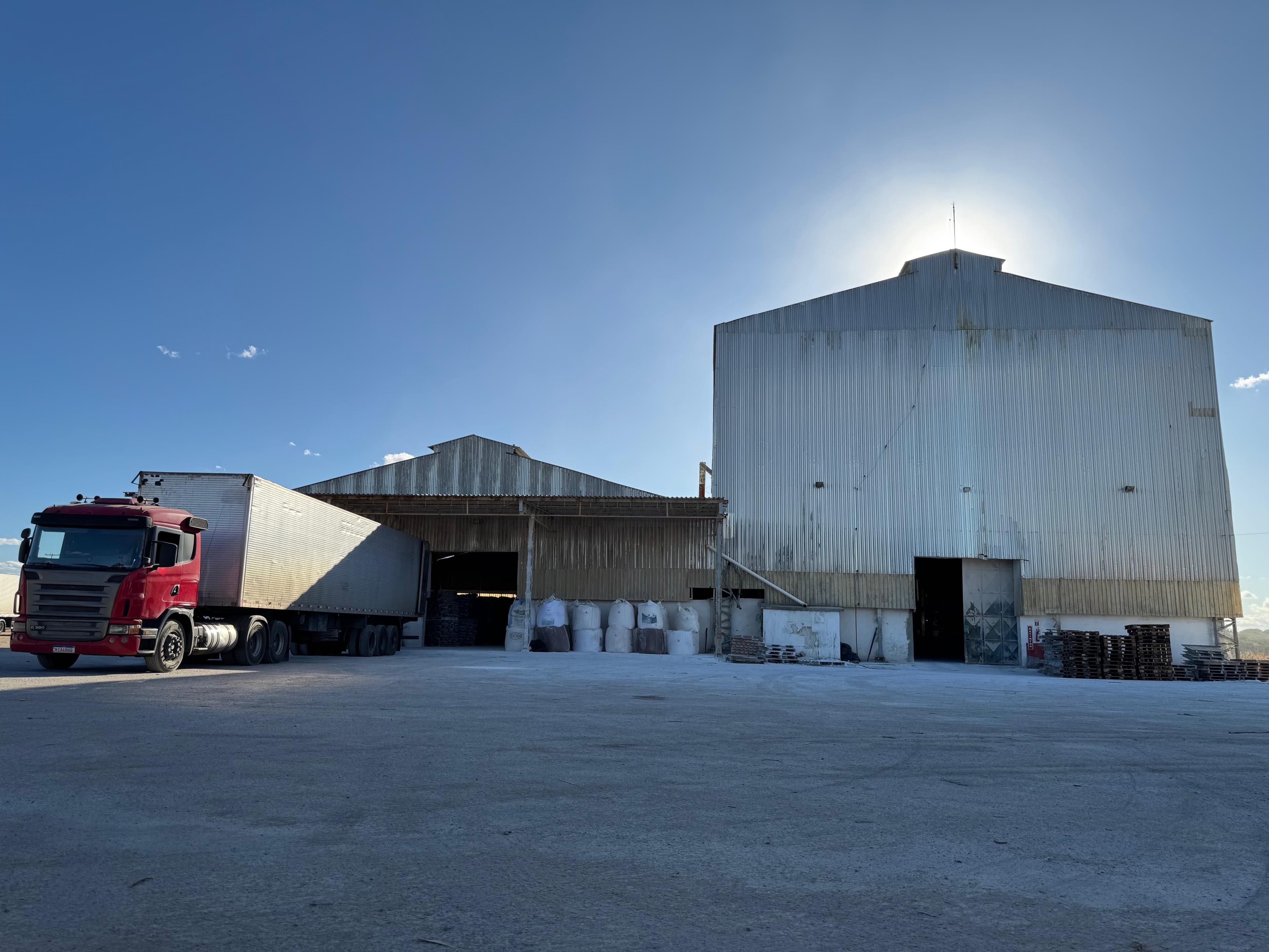 Fábrica da INGENOR com estrutura industrial moderna em Trindade-PE